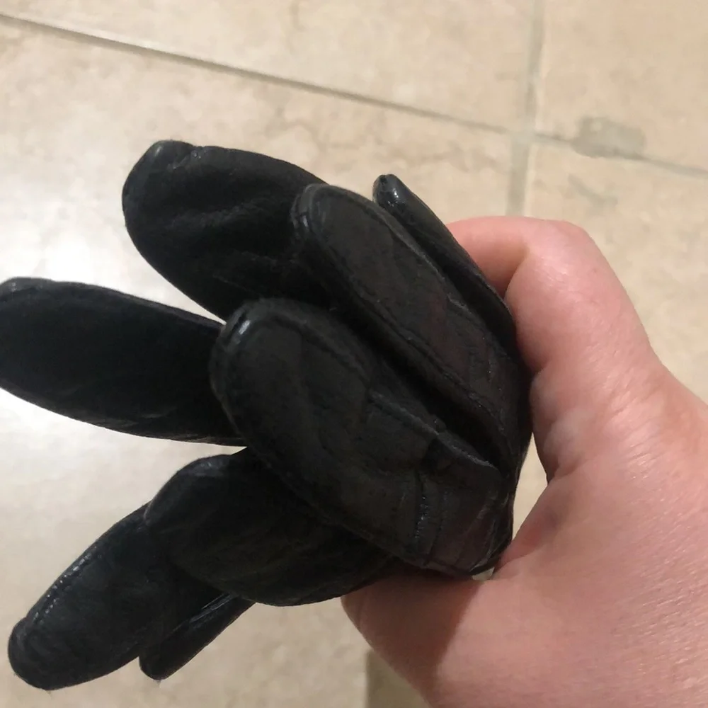 Womens black genuine leather gloves. Size small/medium.